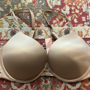 34DD push up Victoria’s Secret